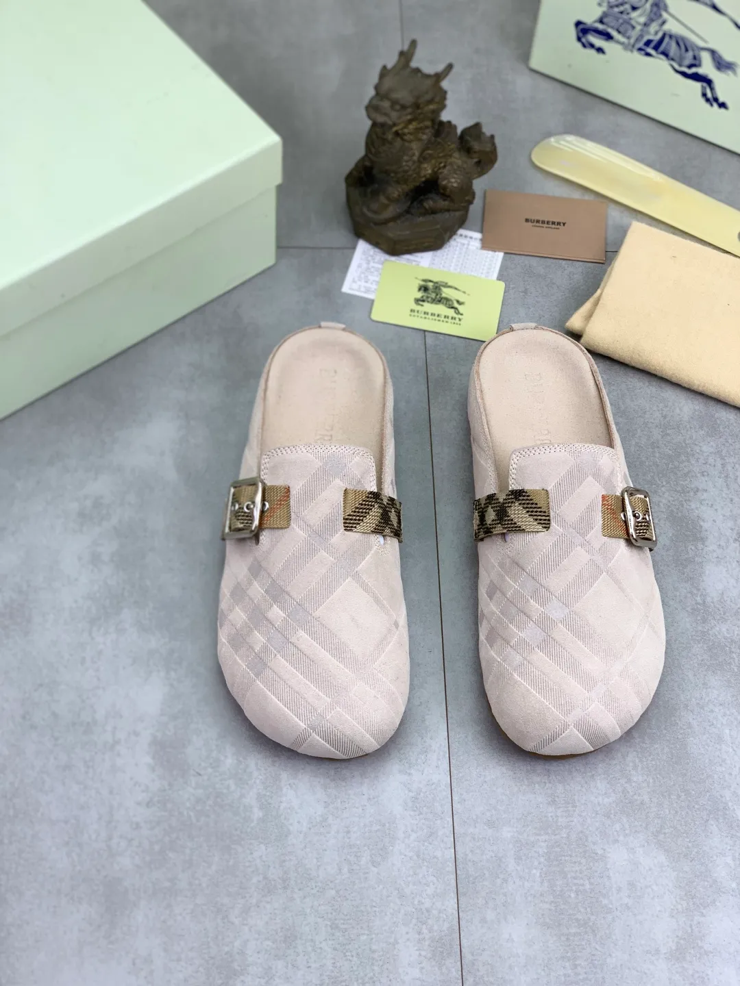 Men's Men's Shoes 💰P620 💰【New Style】Top Version 🆘【Burberry】New Burberry Slippers are on the market with perfect workmanship! 🔥Perfect shape and top quality🙈Non-slip and wear-resistant high-end rubber outsole👣Versatile and comfortable shoes, standard size: 39-45 (38 46 customized) 5️⃣colors available Top-quality packaging